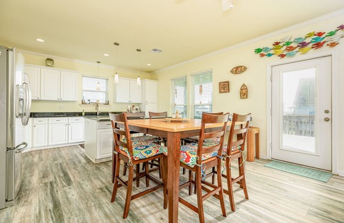 Crystal Beach House | Escape | Steps to Beach | Large Deck | Dog Haven