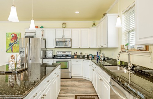 Crystal Beach House | Escape | Steps to Beach | Large Deck | Dog Haven