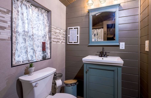 Corinth Cabin | Escape the city at "In the Meadow," a serene cabin in Kentucky's countryside.