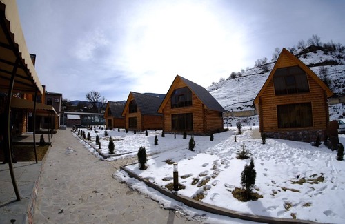 Debet Villa | Escape the ordinary and discover a world of beauty at Riverside Eco Resort.