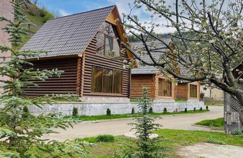 Debet Villa | Escape the ordinary and discover a world of beauty at Riverside Eco Resort.
