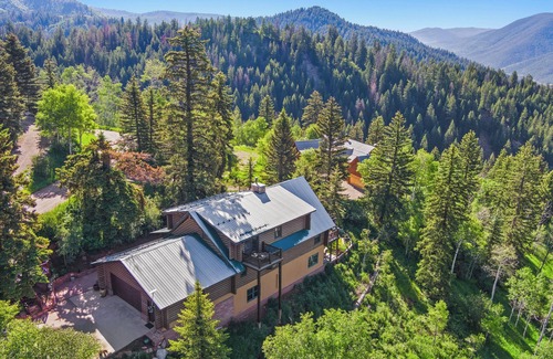 Basalt House | Escape to a Cozy Private Cabin with Mountain & Lake Views on a Wildlife Corridor