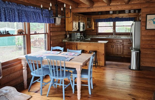 Andrews Cabin | Escape to a peaceful creekside 2-bdrm cabin with WiFi, AC in Nantahala Lake area