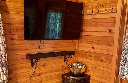 Brooklyn Cabin | Escape to a quiet cabin in the woods