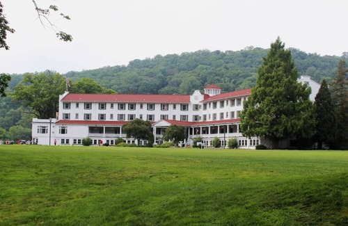Shawnee On Delaware House | Escape to a Relaxing Room for a Perfect Pocono Adventure