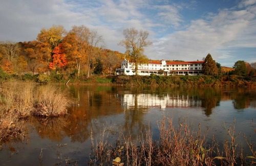 Shawnee On Delaware House | Escape to a Relaxing Room for a Perfect Pocono Adventure