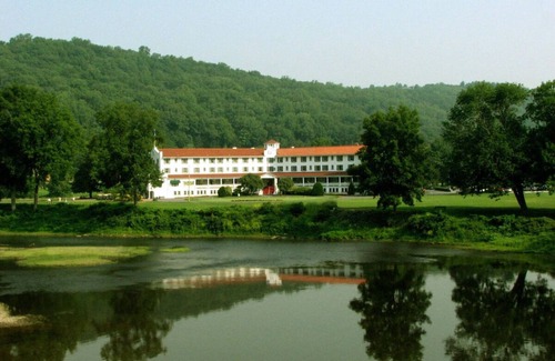 Shawnee On Delaware House | Escape to a Relaxing Room for a Perfect Pocono Adventure