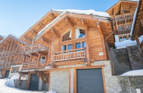 Les Claux Ski Chalet | Escape to Chalet Catawa: A haven of nature and relaxation