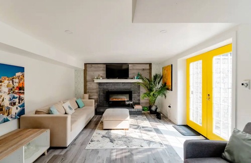 Barrie House | Escape to Executive Bliss: Luxurious BNB Suites Await at Our Modern Haven!