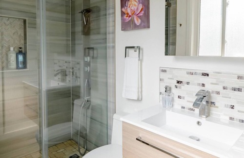 Barrie House | Escape to Executive Bliss: Luxurious BNB Suites Await at Our Modern Haven!
