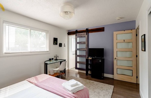 Barrie House | Escape to Executive Bliss: Luxurious BNB Suites Await at Our Modern Haven!