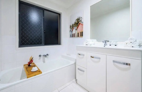 Gold Coast House | Escape to Luxury In Our Oasis