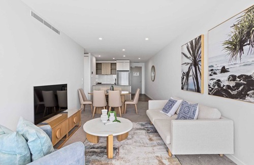 Burleigh Heads Apartment | Escape to paradise at this exquisite 2 bedroom, 2 bathroom apartment.