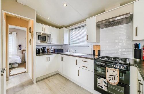 Pevensey Ski Chalet | Escape to Paradise at Pevensey Bay Holiday Park 13 Woodland Walk