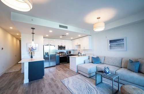 Central Sarasota Condo | Escape to Paradise: Charming 2BR Condo, Sarasota Bay - Serenity Meets City Vibes