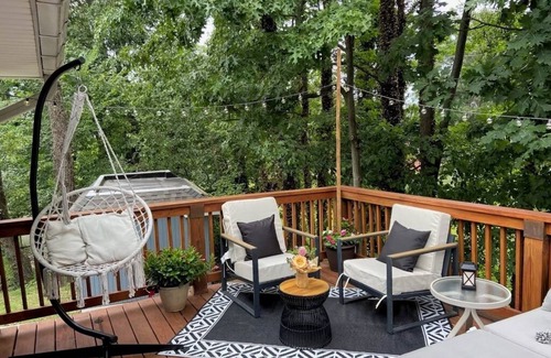 Rose Hill House | Escape to Serenity: Spacious 4 Bedroom Oasis, Steps from Old Town & DC!