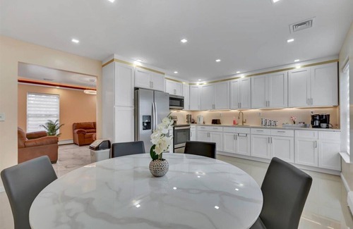 Woodbourne House | Escape to Serenity: Spacious 8 Bedroom Retreat