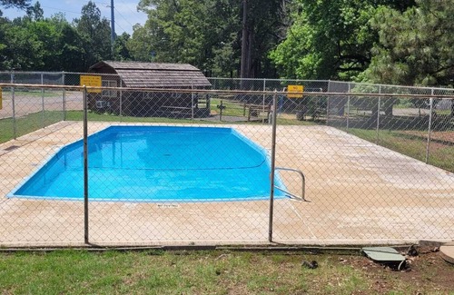 Texarkana Cabin | Escape to Texarkana's Log Cabin with All the Comforts!