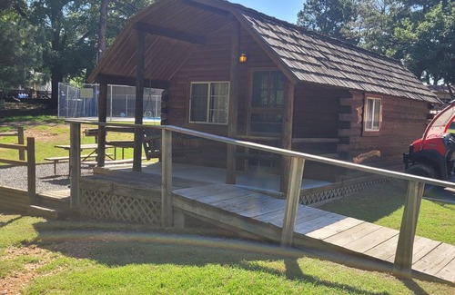 Texarkana Cabin | Escape to Texarkana's Log Cabin with All the Comforts!