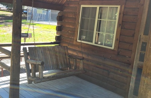Texarkana Cabin | Escape to Texarkana's Log Cabin with All the Comforts!