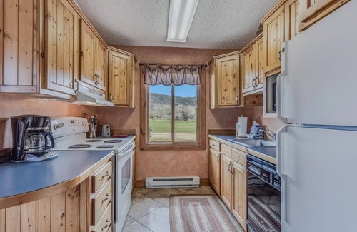 Clark Cabin | Escape to the mountains and peaceful valley, near hiking and snowmobiling!