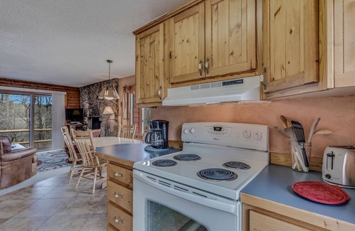 Clark Cabin | Escape to the mountains and peaceful valley, near hiking and snowmobiling!