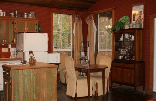 Roxie Cabin | Escape to the peace and quiet of the forest. No planes, trains, highway noise