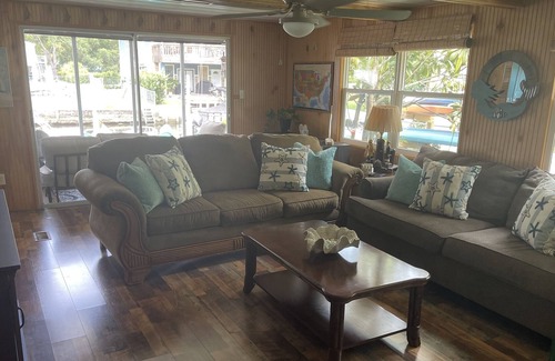 Weeki Wachee Gardens House | Escape to the River Ritz -Pet Friendly! Short paddle to main Weeki Wachee River
