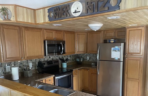 Weeki Wachee Gardens House | Escape to the River Ritz -Pet Friendly! Short paddle to main Weeki Wachee River