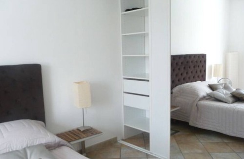 Bout des paves-Chene des Anglais House | Eseka appart located near several amenities