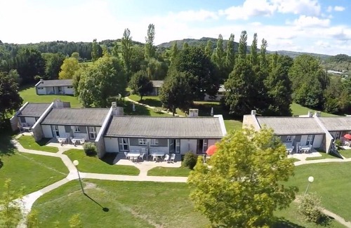 Espalion Apartment | Espalion, pleasant studio for 2 people, heated swimming pool, ideal for couples.