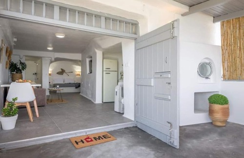 Milos House | Esperanza Boathouse