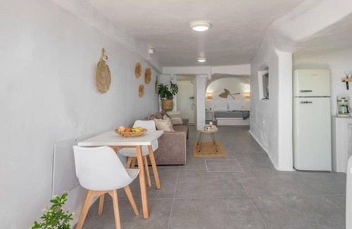Milos House | Esperanza Boathouse