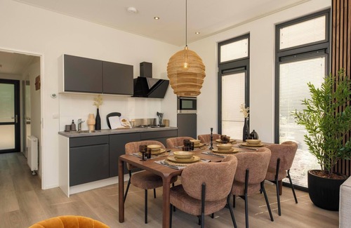 Lieren House | Essenburgh: Spacious and stylish home for 6 people with three bedrooms, a modern kitchen, a cozy outdoor space, and a private hot tub for ultimate relaxation. Enjoy luxury and nature in the Veluwe.