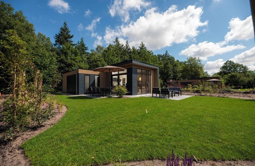 Lieren House | Essenburgh: Spacious and stylish home for 6 people with three bedrooms, a modern kitchen, a cozy outdoor space, and a private hot tub for ultimate relaxation. Enjoy luxury and nature in the Veluwe.