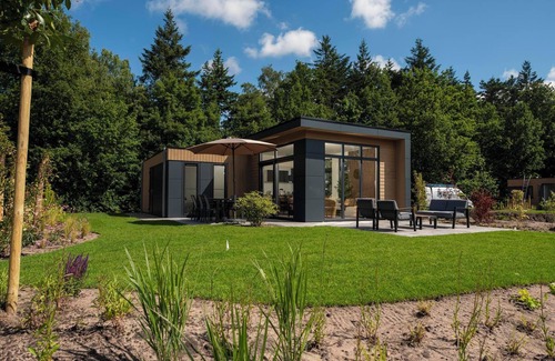 Lieren House | Essenburgh: Spacious and stylish home for 6 people with three bedrooms, a modern kitchen, a cozy outdoor space, and a private hot tub for ultimate relaxation. Enjoy luxury and nature in the Veluwe.