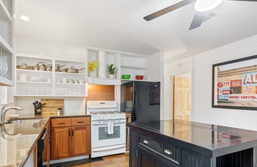 South Manchaca House | Essence of Austin | Fully Equipped + Stylish Abode