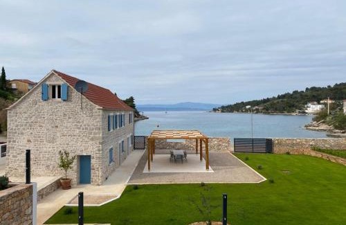 Rogac Villa | EST Villa DIOCLETIAN on Solta - luxurious villa, beachfront, private pool, outdoor BBQ, large terrace and garden, free parking - Wonderful privacy