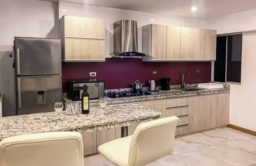 San Fernando Apartment | Estancia Urbana: Vistas Skyline y Confort Moderno