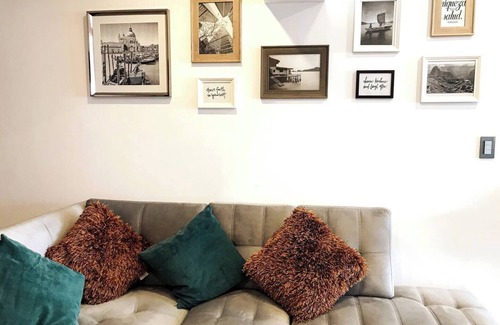 San Fernando Apartment | Estancia Urbana: Vistas Skyline y Confort Moderno