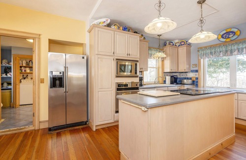 Charlestown House | Estate Property, Pool, Beaches, Watch Hill, Electric Boat, Naval Bases
