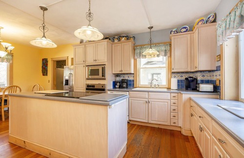 Charlestown House | Estate Property, Pool, Beaches, Watch Hill, Electric Boat, Naval Bases