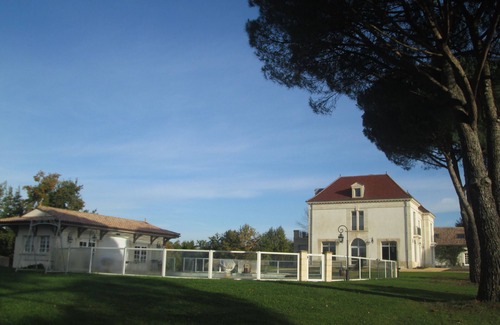 Bergerac House | Estate with tennis and swimming pool in a 6 hectare park