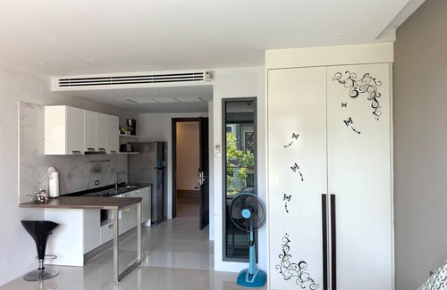 Patong Apartment | ET205 Convenient Patong studio, Condo with pool