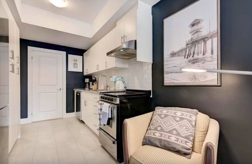North York House | Etobicoke Elegance: Tech StaynSociable Living - Toronto: CRE-E at 51 Creekbank n