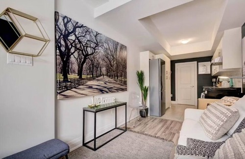 North York House | Etobicoke Elegance: Tech StaynSociable Living - Toronto: CRE-E at 51 Creekbank n