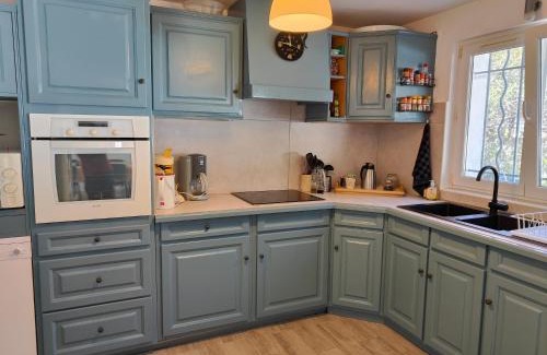 Saint-Mandrier-sur-Mer Apartment | Etoile de Mer - Appt 3 ch 2 sdb à 150m d'une plage de sable fin hyper équipé & Wifi