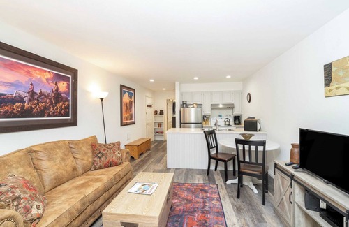 Telluride House | Etta Place 5 by Avantstay Ski In/Ski Out Unit w/Views of the Valley!