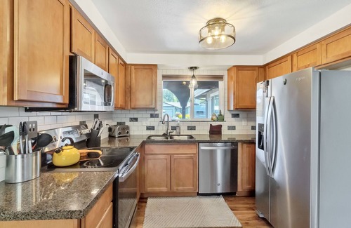 Harlow House | Eugene Retreat walk to Autzen & Pet-Friendly