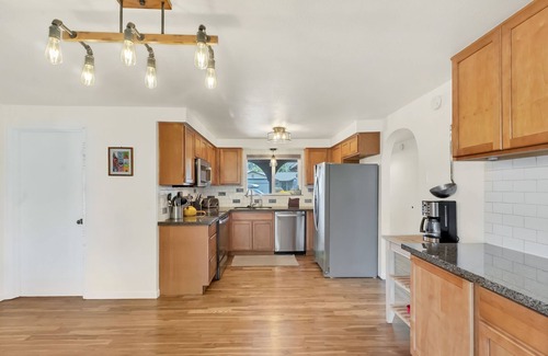 Harlow House | Eugene Retreat walk to Autzen & Pet-Friendly